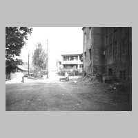 111-1006 Rechts das Kreishaus im Jahre 1993. In der Mitte ein neuer Weg zum Wasserturm.jpg